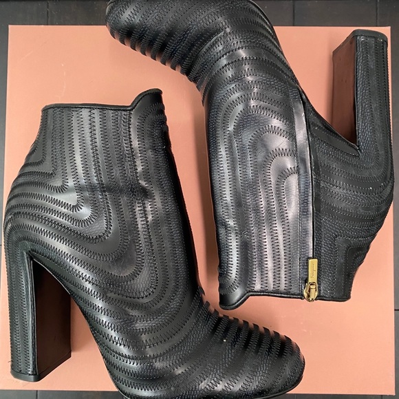 Ferragamo Feeling Topstitched Leather Bootie - Picture 5 of 9